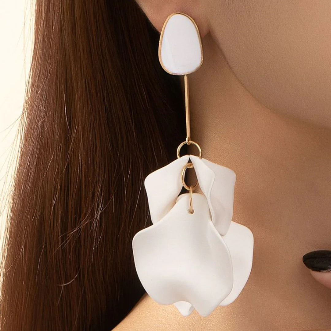 Lilia - Moderne hvide blomsterhængende øreringe