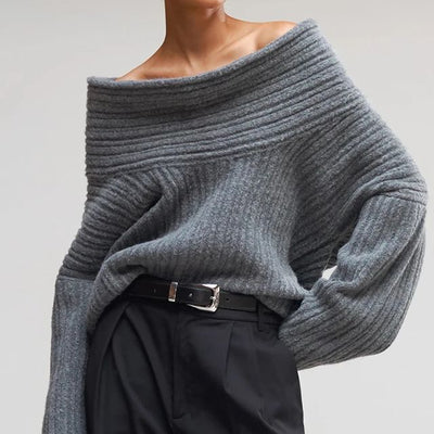 Mia - Asymmetrisk ribstrikket sweater med krave