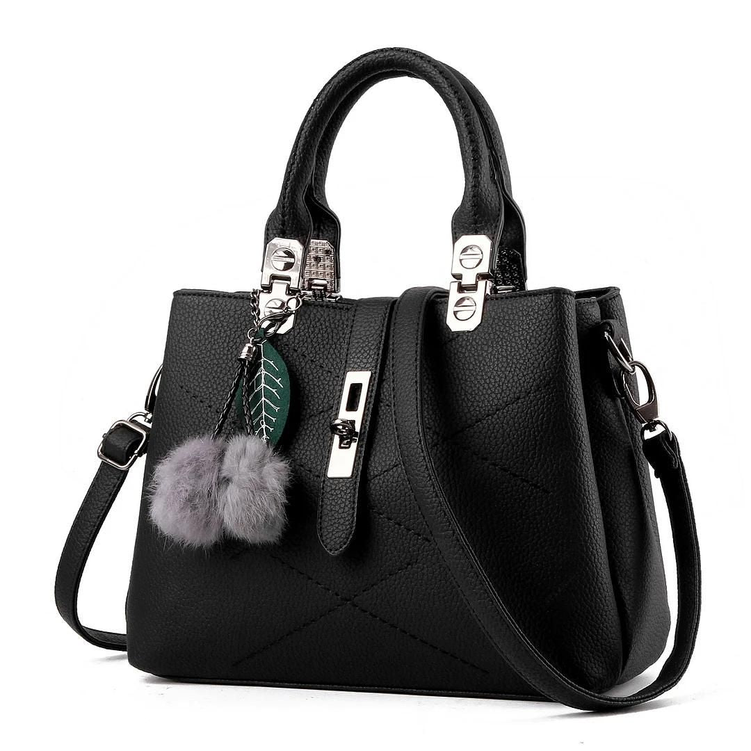 Evelyn - Struktureret håndtaske med quiltet detalje og charm tilbehør