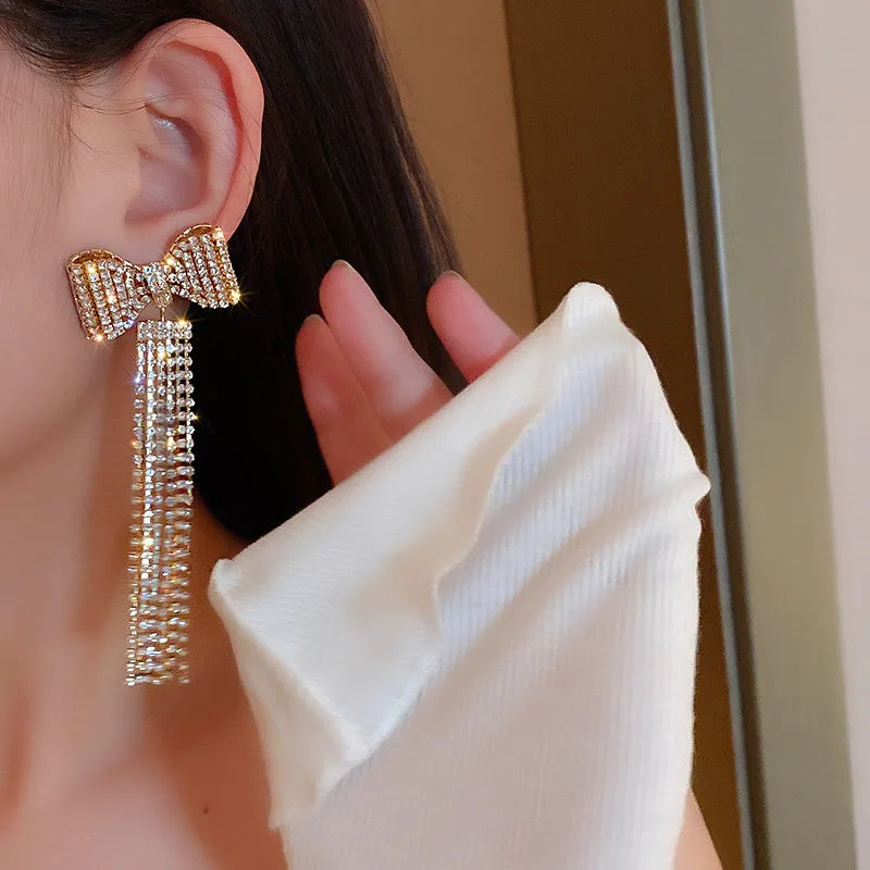 Selena - glamourøse krystal sløjfeøreringe med kvastdesign