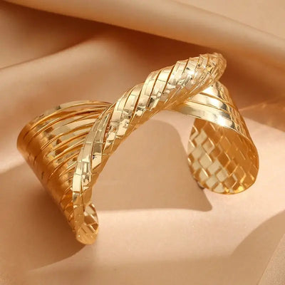 Bianca - Elegant guldarmbånd med et sammenvævet design