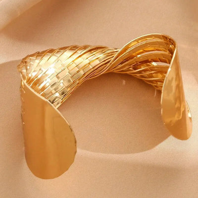 Bianca - Elegant guldarmbånd med et sammenvævet design