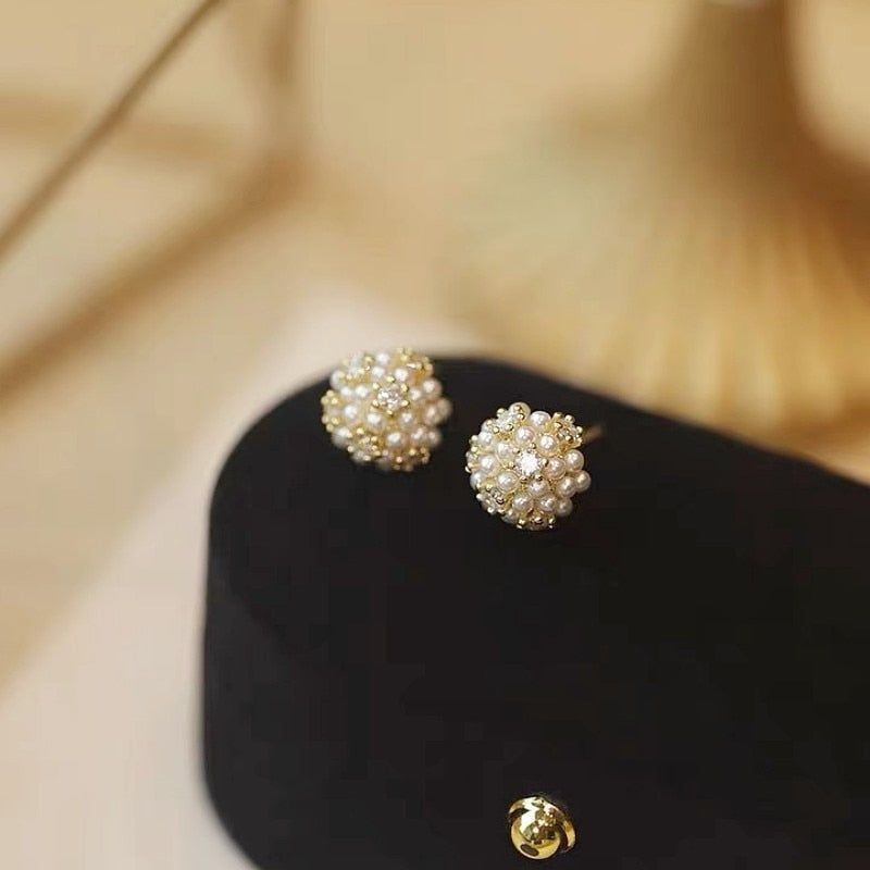 Evelina - Elegante perle øreringe med funklende detaljer